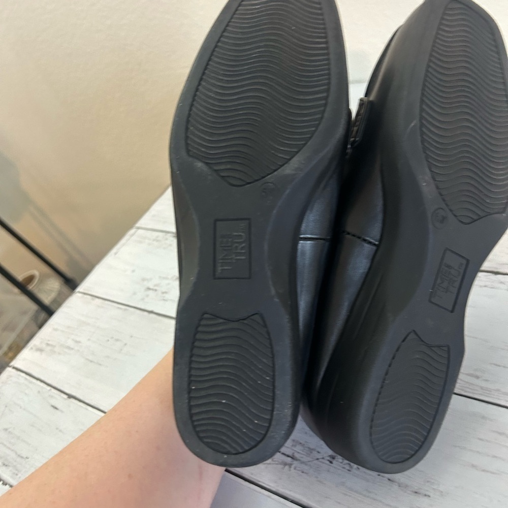 Time And Tru Memory Foam Black Loafers Size 6 - image 4